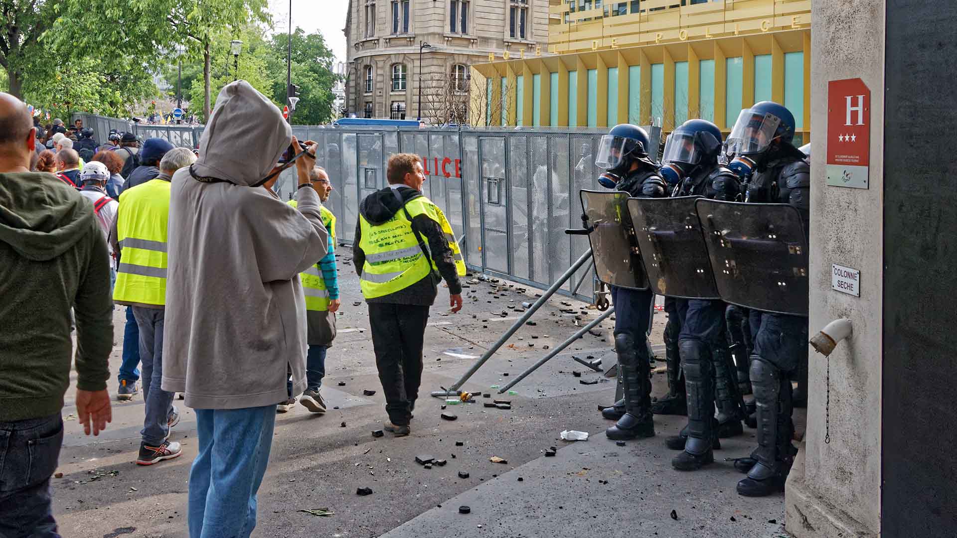 Manifestation des gilets jaunes le 1er Mai  2019,  Des policiers sous tension